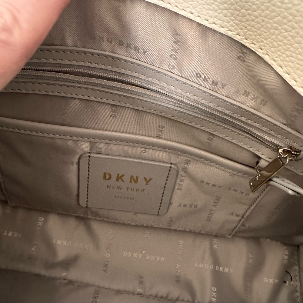 DKNY Floral Purse NWOT,gold pin-mount logo,genuine leather,center zip tote,IPAD - Picture 4 of 10